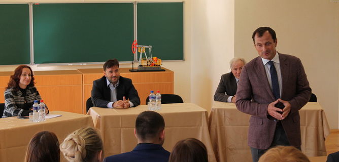 Генеральный директор компании «Белкамнефть» Федоров Юрий Викторович поздравил студентов